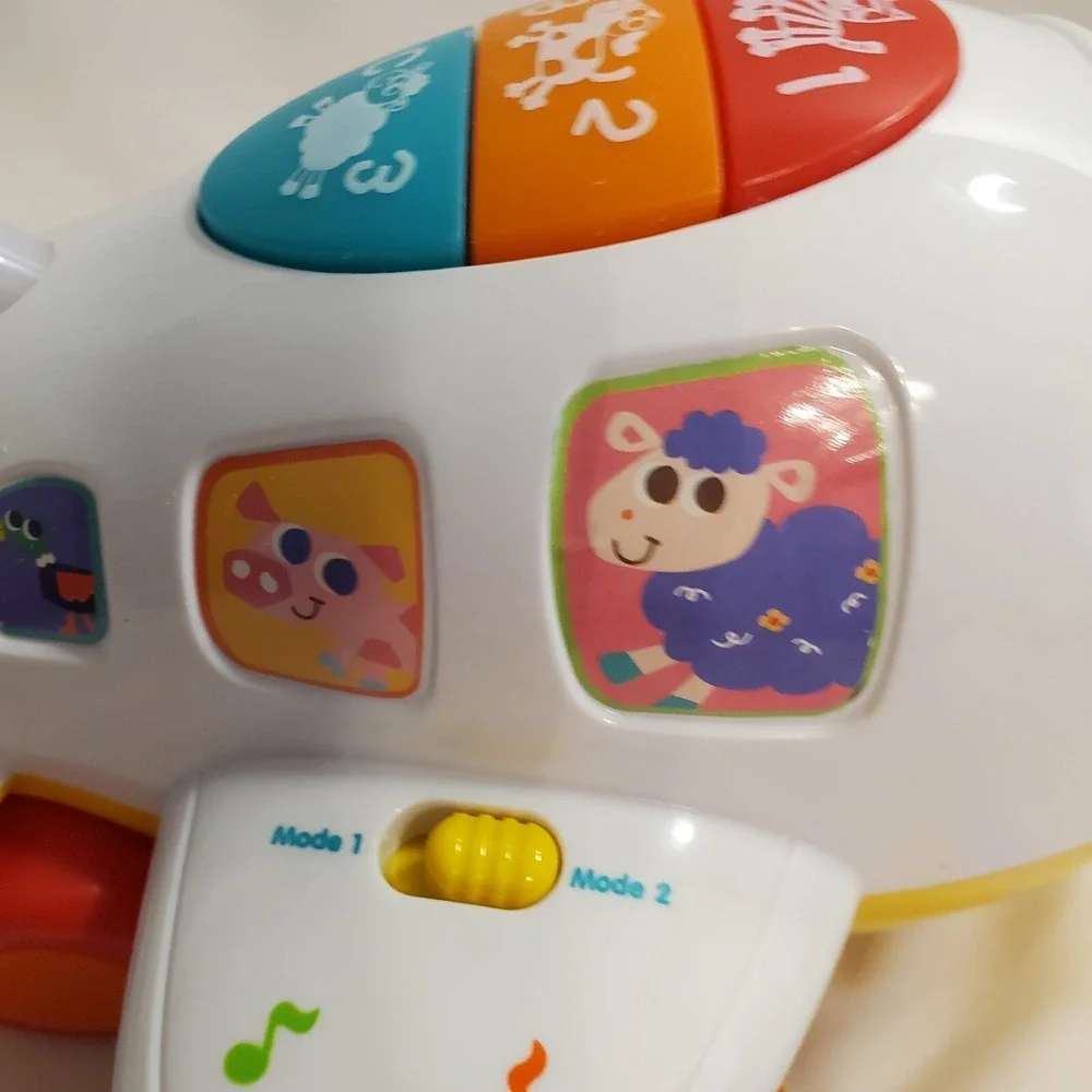 Huile Musical AirPlane moves, talks plays music with flashing lights video